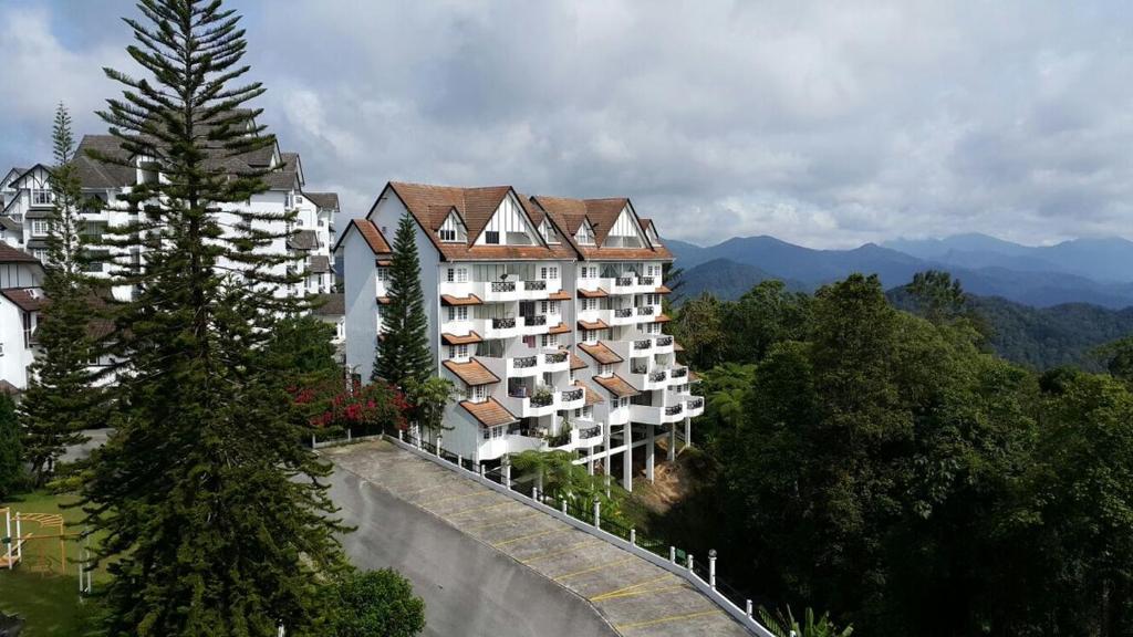 フレイザーズ・ヒルにあるComfyHome A3-5-6 5th Flr Mountaon viewの山側の大きなアパートメントビル