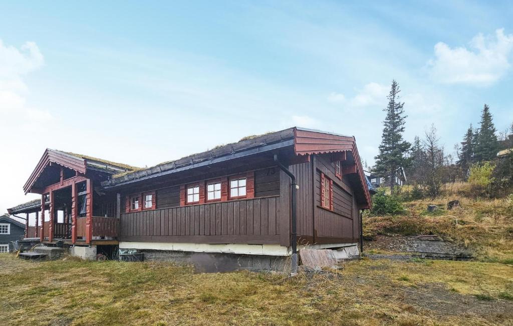 a wooden house sitting on top of a hill at 4 Bedroom Gorgeous Home In Rjukan in Gaustablikk