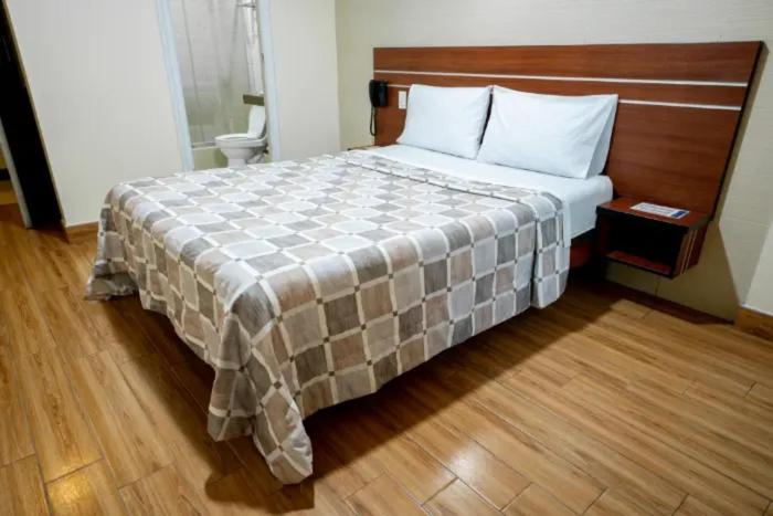 Postel nebo postele na pokoji v ubytování Hotel Century Inn