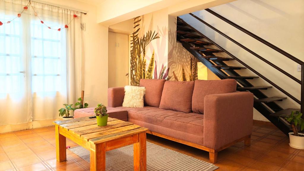 een woonkamer met een bank en een tafel bij Delakay alojamientos 3 in Godoy Cruz