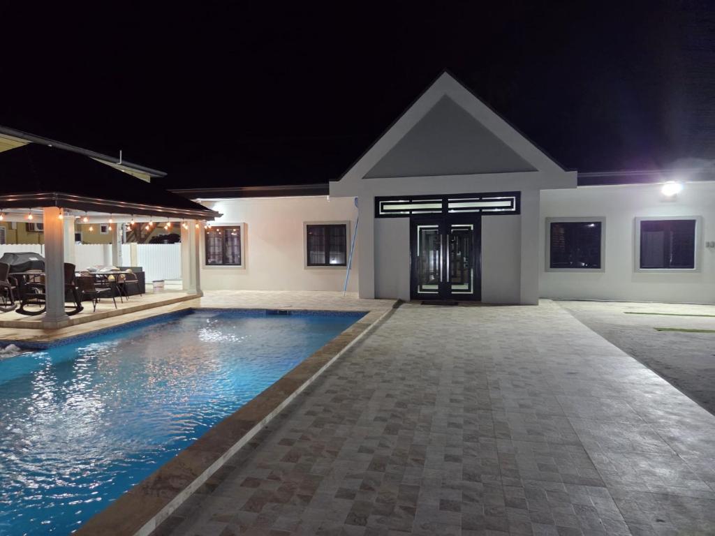 Bazén v ubytování Happy Dolphin Villa nebo v jeho okolí