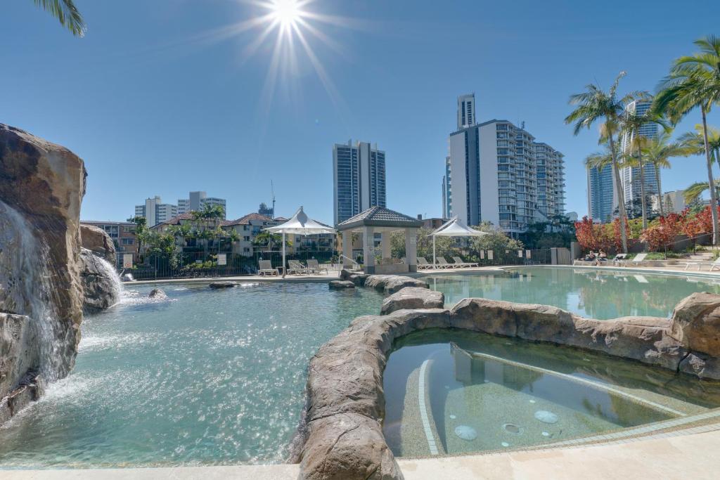 una gran piscina en el centro de una ciudad en Stylish Studio Escape in the Heart of the GC, en Gold Coast