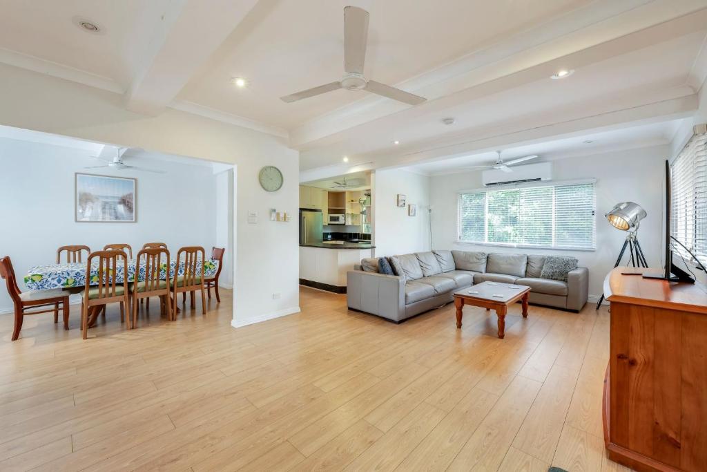 una sala de estar con un sofá y una mesa en 55 See Street Bargara, en Bargara