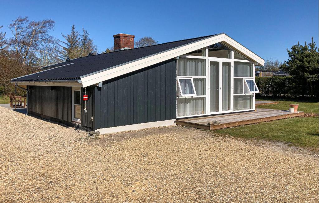 Το κτήριο όπου στεγάζεται  η παραθεριστική κατοικία