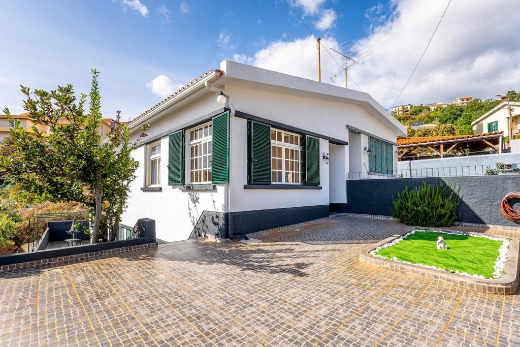 Serenity Sao Roque 2 Bedroom House in Funchal with Parking