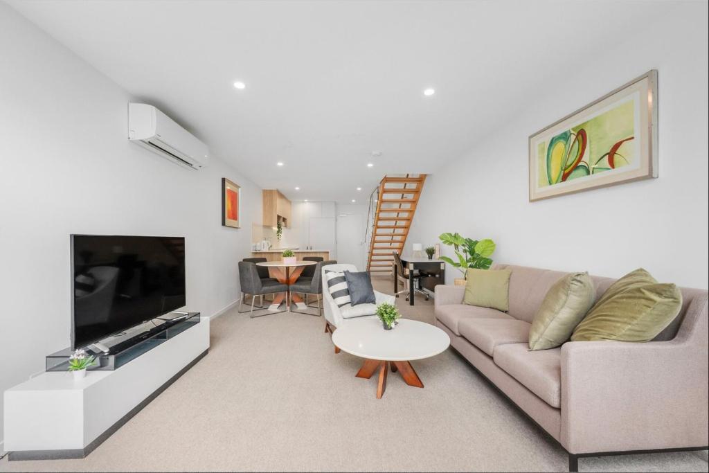 Μια τηλεόραση ή/και κέντρο ψυχαγωγίας στο Light Filled 2BDR Loft in Kingston with Parking