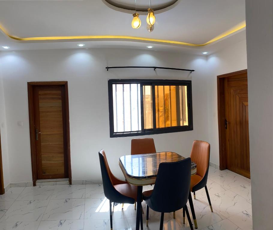 Un comedor con mesa y sillas en Un luxe à Ngor, en Dakar