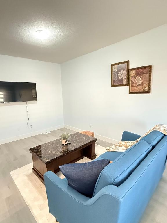 a living room with a blue couch and a table at Charming Stay in London in London