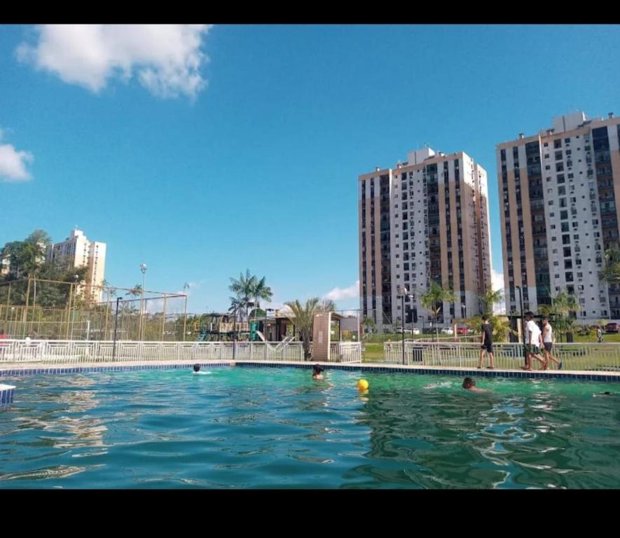 Bazén v ubytování Apto no condomínio Mirante do Lago COP 30 nebo v jeho okolí