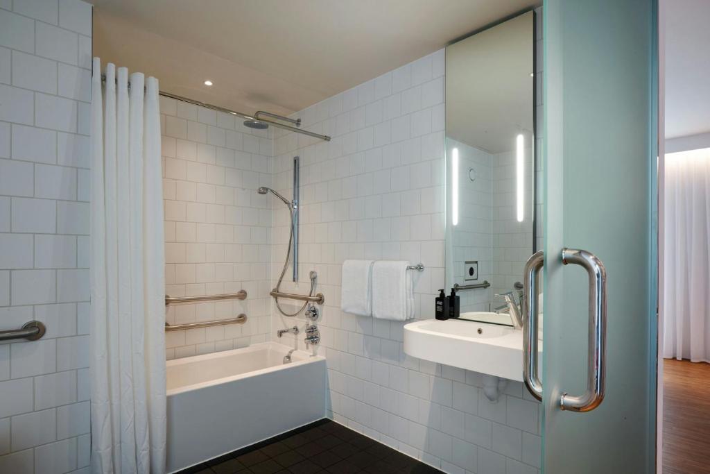 citizenM Los Angeles Downtown photo