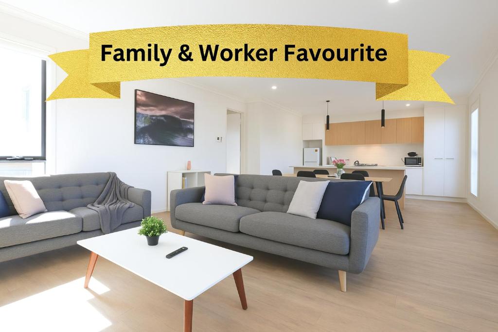 ein Wohnzimmer mit Sofa und Tisch in der Unterkunft No Stairs Dbl Garage Aircon Woodville North in Woodville South