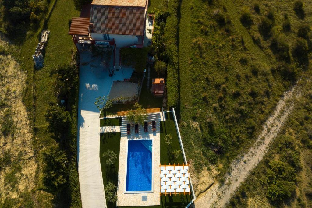 uma vista aérea de uma casa com piscina em Family-friendly apartments with swimming pool Ljubac, Zadar - 14148 em Krneša