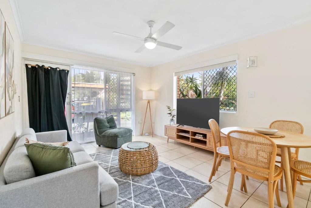 Posezení v ubytování Monaco Escape - Seaside Stay near Dining and Nightlife