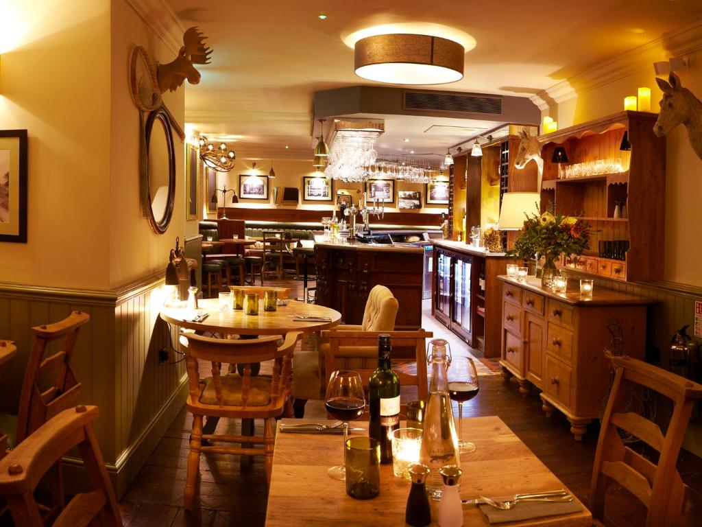 um restaurante com uma mesa e cadeiras num quarto em The Plough Inn & Cottages em Scarborough