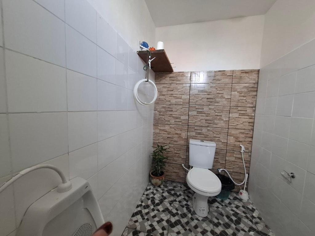 ein Bad mit WC und Urinal in der Unterkunft Castanhal na Cop30 in Castanhal
