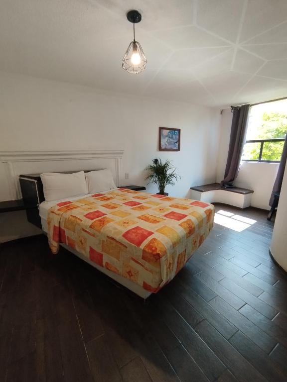 a bedroom with a large bed in a room at Palacio de los Angeles in San Felipe Hueyotlipan