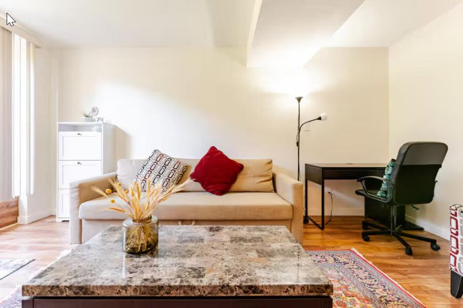 una sala de estar con un sofá y una mesa en Tempe, en North Vancouver