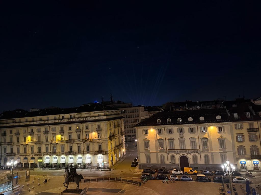 ein Gebäude mit einem Pferd im Innenhof bei Nacht in der Unterkunft Appartamenti Mazzini in Turin