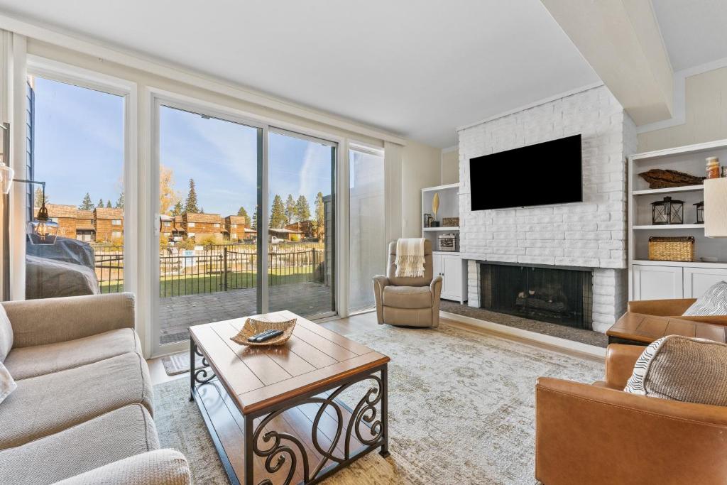 ein Wohnzimmer mit Kamin und Fernseher in der Unterkunft TKC0693- Keys Dream townhouse in Tahoe Keys