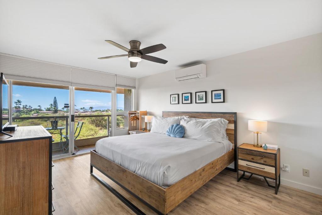 Postel nebo postele na pokoji v ubytování King Studio with Pool, Split AC, Across Kamaole II Beach Park