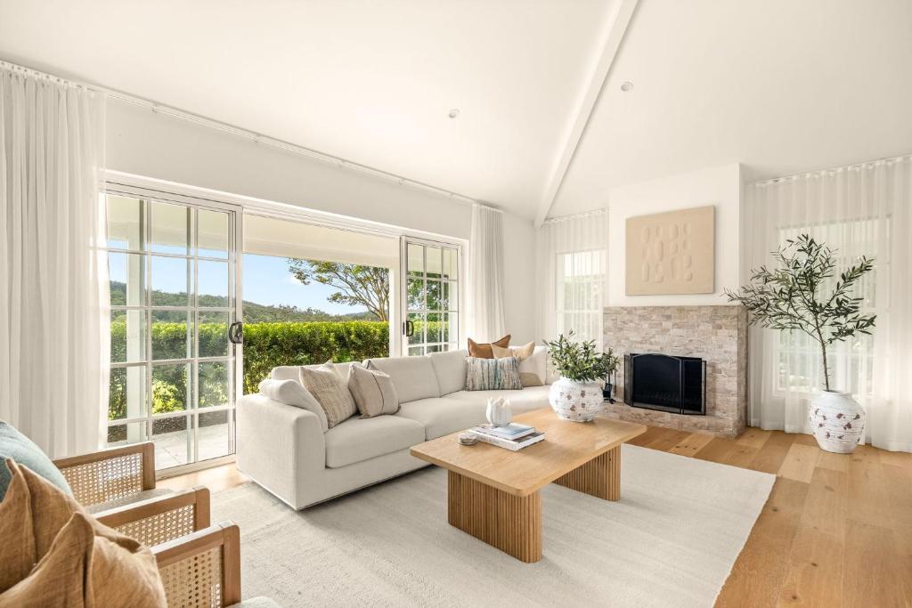 Posezení v ubytování Peaceful 4BR Bonogin Retreat by Housemark Escapes