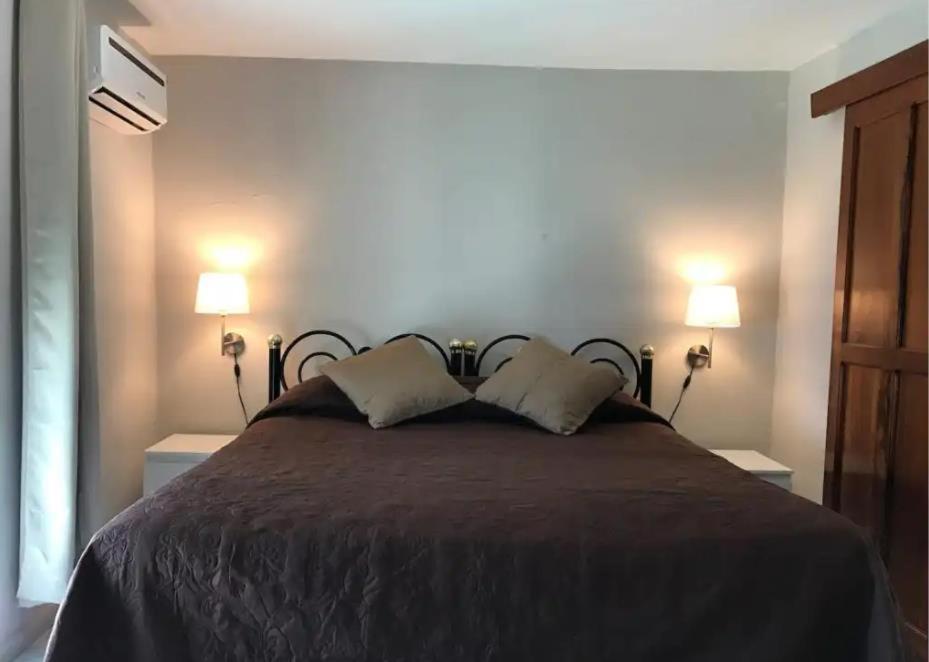 Ένα ή περισσότερα κρεβάτια σε δωμάτιο στο Nash Guesthouse