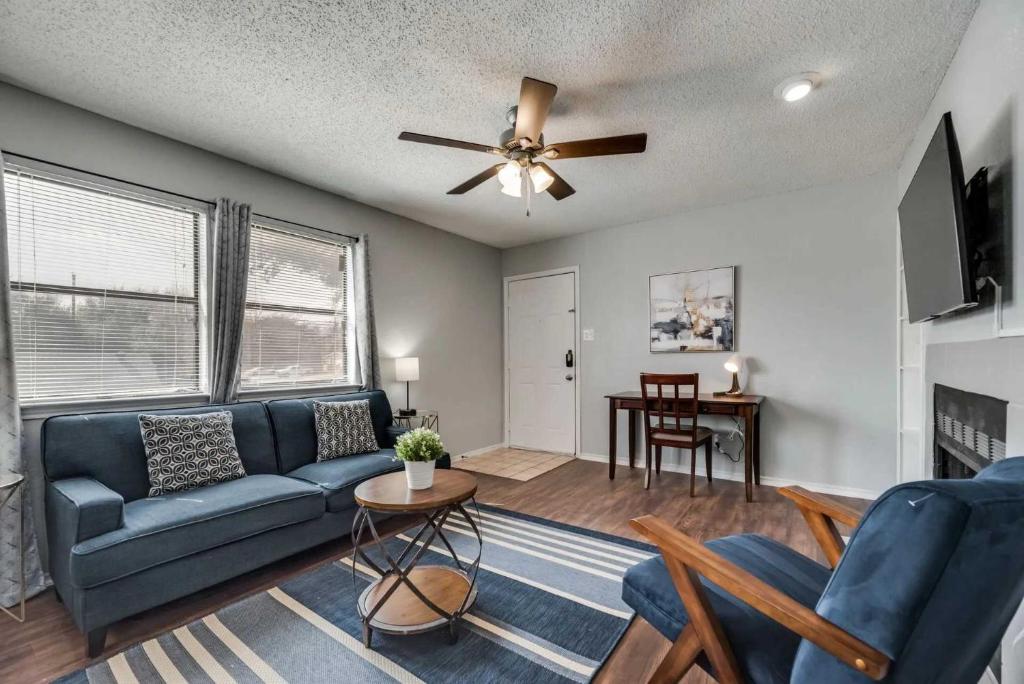 Μια τηλεόραση ή/και κέντρο ψυχαγωγίας στο New Upgraded 1Bd Apt Pool Dfw Irving - I47