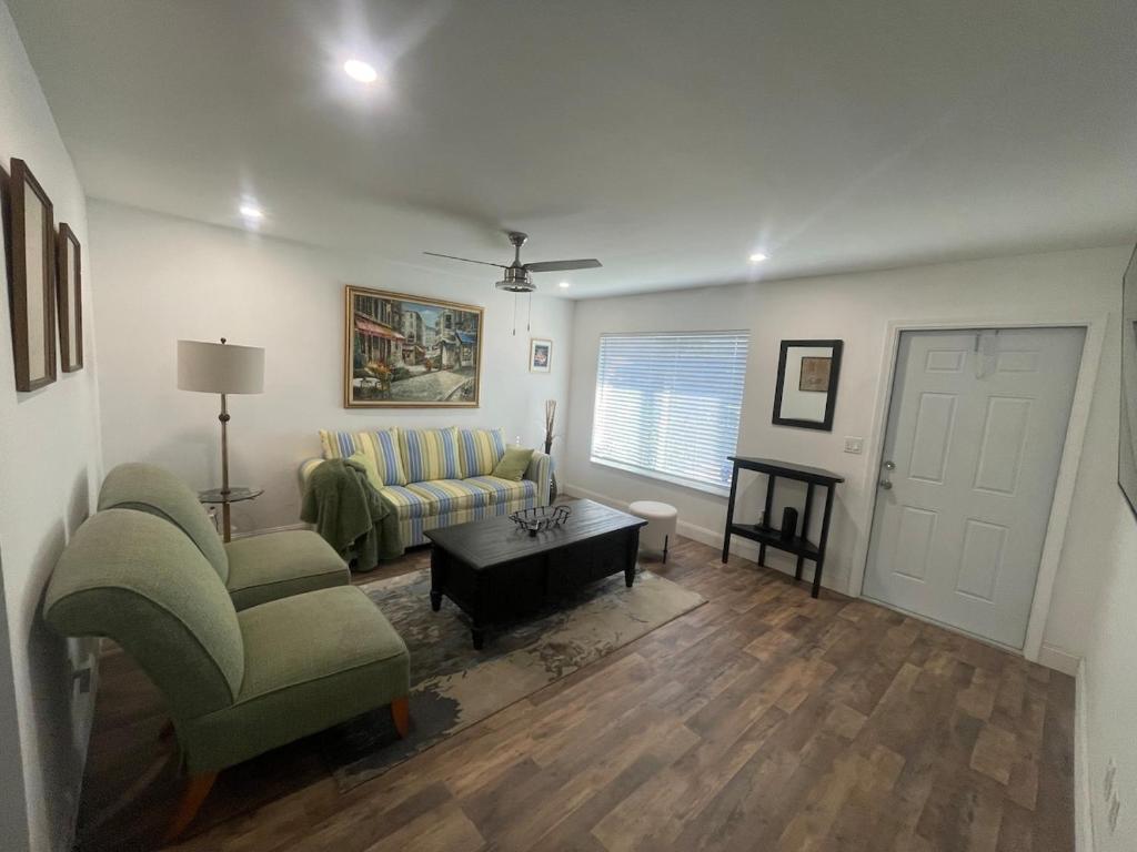 Posezení v ubytování That cute house on Emerald!