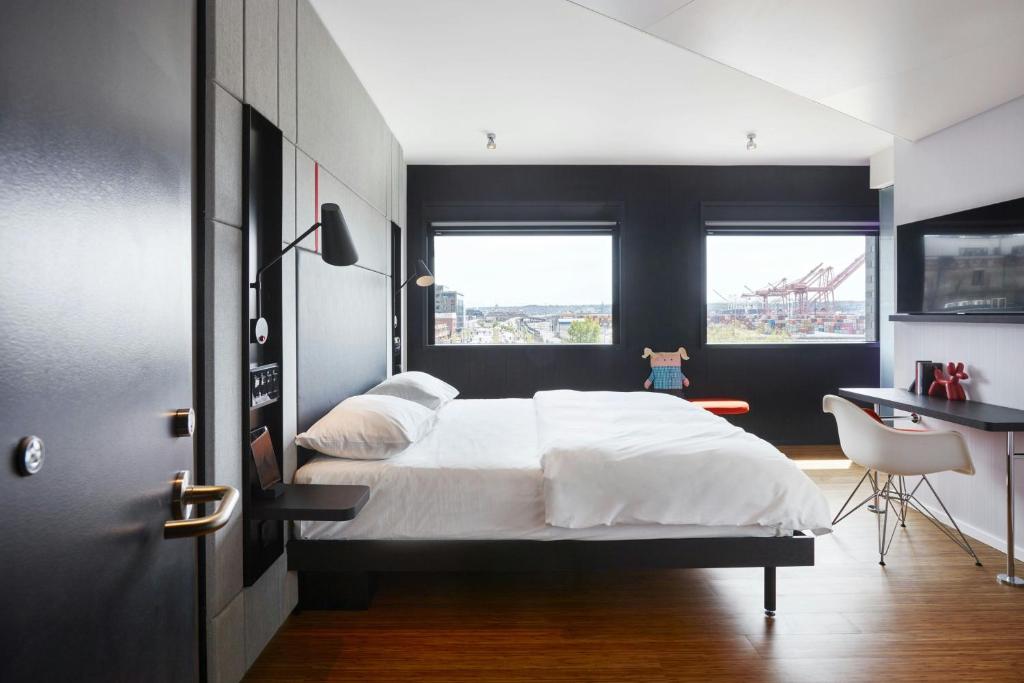 citizenM Seattle Pioneer Square photo