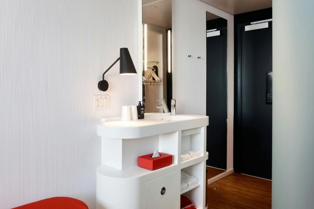 citizenM Seattle Pioneer Square photo