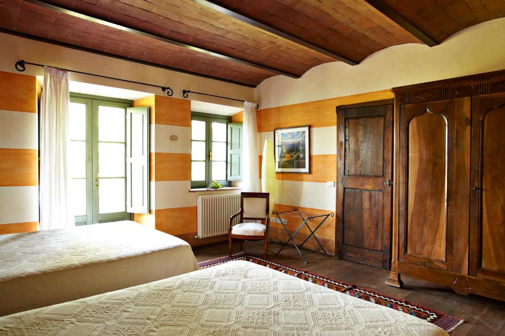 チェトーナにあるVilla SAN FRANCESCOの木製の天井が特徴のベッドルーム1室(ベッド1台付)