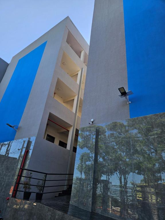 a building with a camera on the side of it at Easy Access Apartment - Ciudad del Este in Ciudad del Este