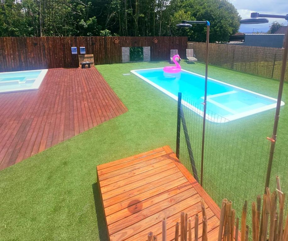 インビトゥバにあるPousada Encantos do Rosaの裏庭(スイミングプール、フェンス付)