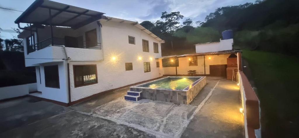 een luchtfoto van een huis met een zwembad bij Finca El Paraíso in Villeta