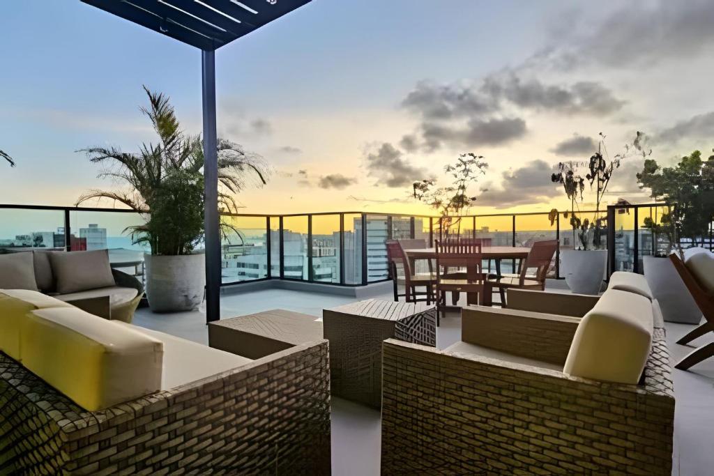 a balcony with furniture and a view of the ocean at Apt sensacional Liv Residence pertinho da praia ! in Maceió