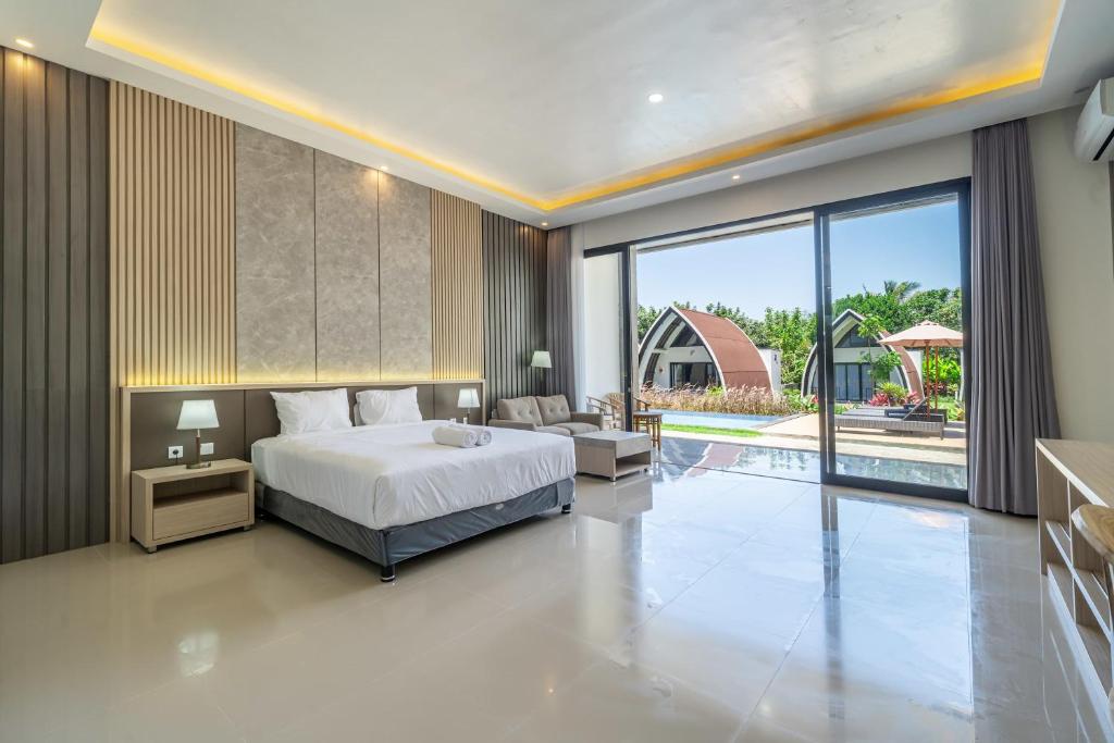 ein Schlafzimmer mit einem Bett und einem Pool in der Unterkunft King Suite with Kitchen & Pool in Uluwatu - No3 in Bingin Beach