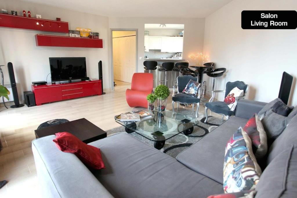 un salon avec un canapé et une table dans l'établissement Coeur de Cannes - 2 pièces moderne, à Cannes