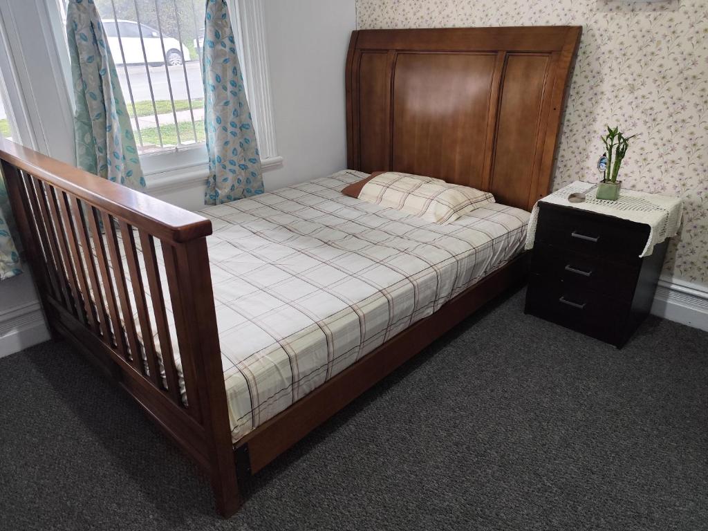 パースにあるKaivalya Niketanの小さなベッド(木枠付)