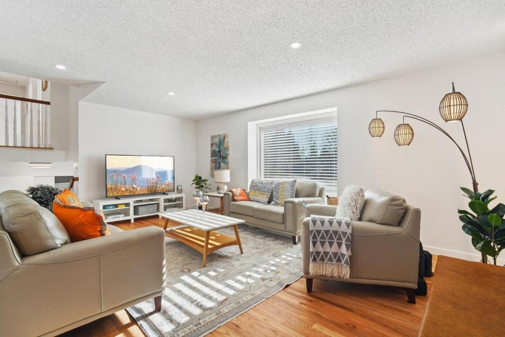 Posezení v ubytování Luxury Retreat near beaches, 12 miles to Seattle