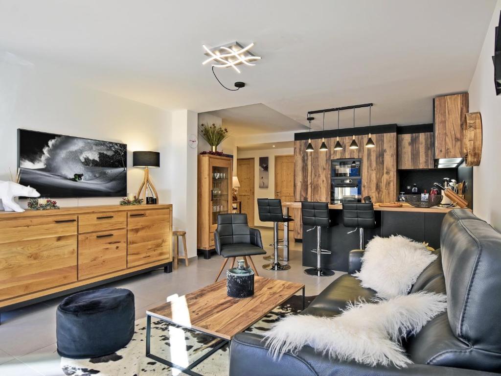 ein Wohnzimmer mit Sofa und Tisch in der Unterkunft Appartement neuf aux Ménuires avec terrasse et parking - FR-1-613B-22 in Levassaix