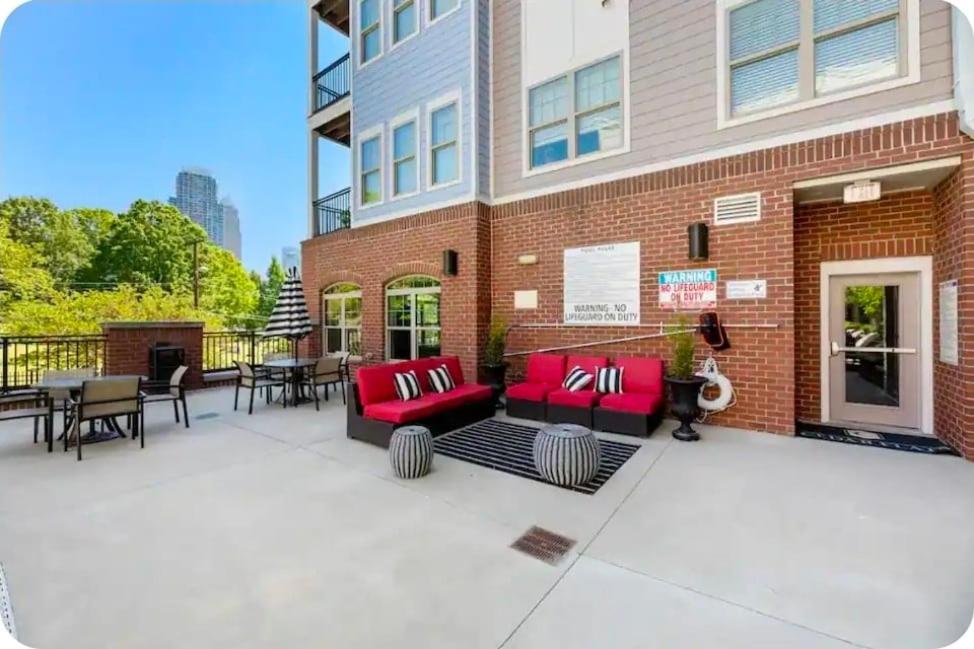 Χώρος καθιστικού στο Gorgeous Uptown Apartment with Pool