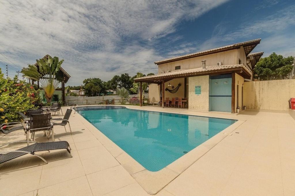 una piscina frente a una casa en Refúgio de Luxo 11 Hospedes 500m Praia de Pitinga, en Porto Seguro