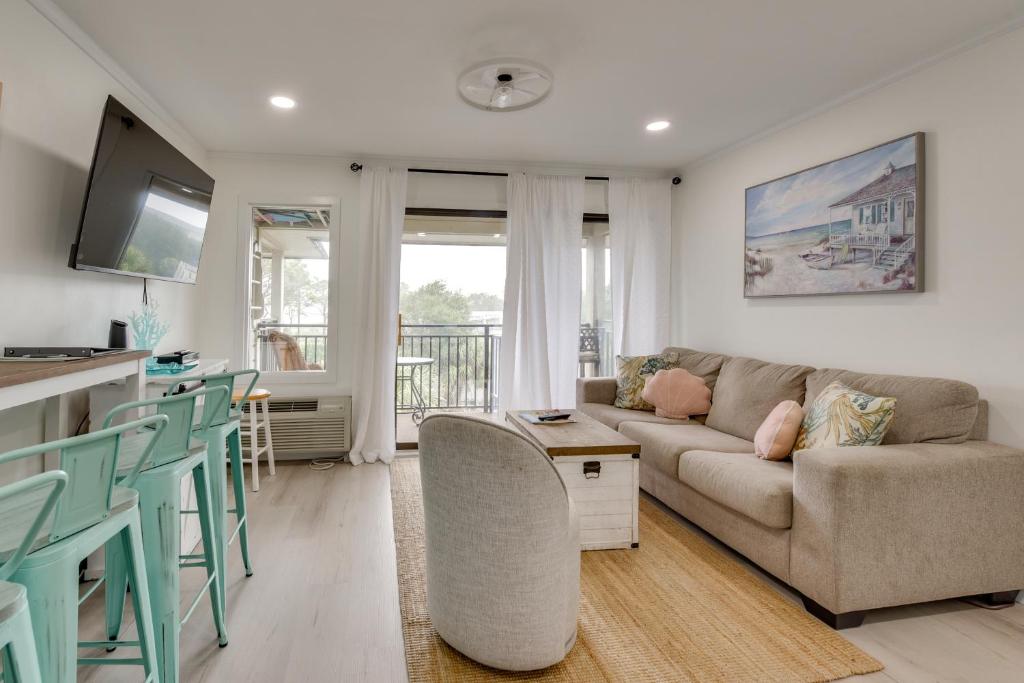 una sala de estar con un sofá y una mesa en Pool Access! Oceanfront Hilton Head Island Condo, en Hilton Head Island