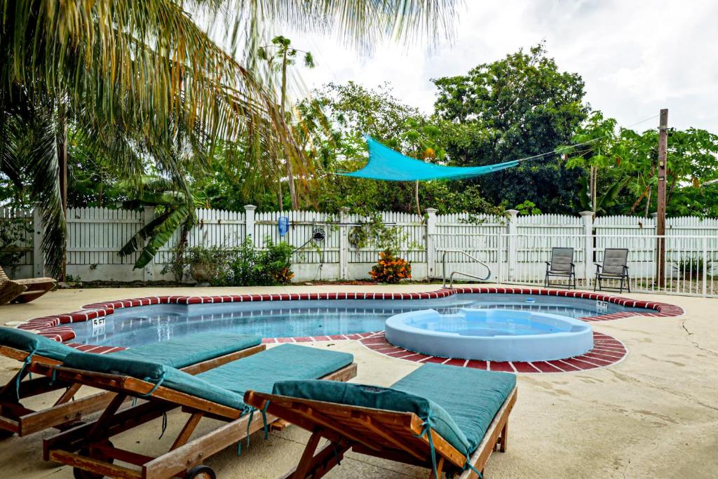 Hồ bơi trong/gần Walk to Beach! Key West Paradise with Ocean View