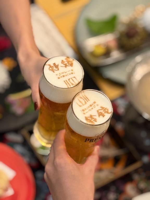 een persoon met twee flessen bier bij オーベルジュ鈴鐘 in Koriyama