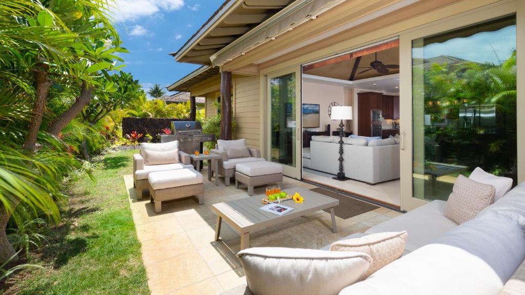 ワイコロアにあるSHADES OF SUMMER Private detached home close to pools and beachesのパティオ(ソファ、テーブル、椅子付)