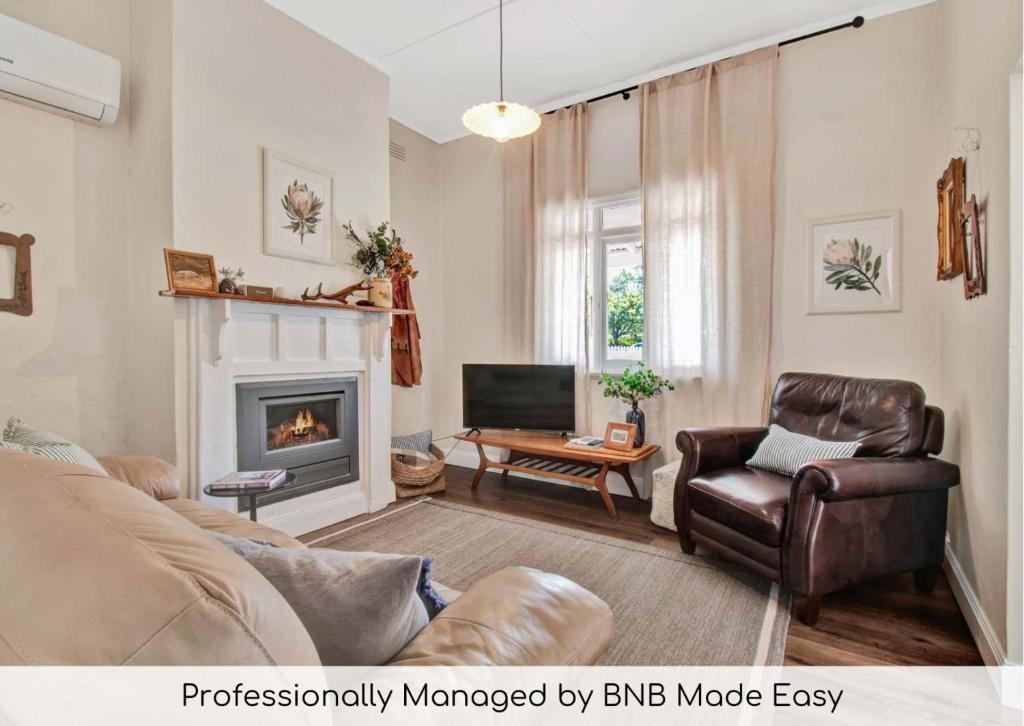 TV a/nebo společenská místnost v ubytování Love Nest - Contemporary Eclectic Charm Firepit