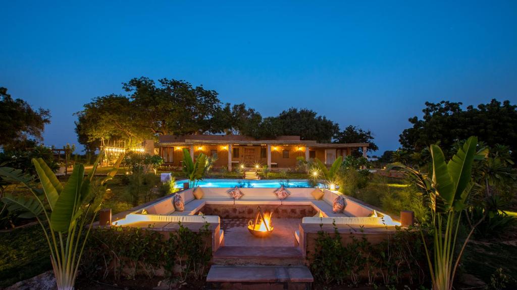 Bazén v ubytování Anavya Farm villa nebo v jeho okolí