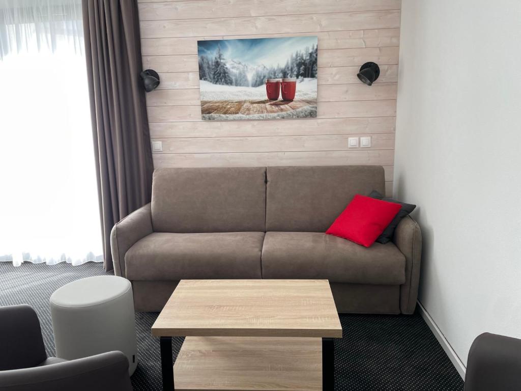 a living room with a couch and a red pillow at Gourette: Appartement 8 pers, piscine, animaux admis - FR-1-860-14 in Gourette