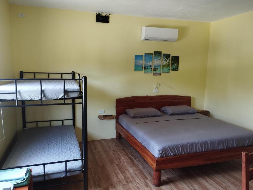 ボホールにあるDom's Oaseの二段ベッドが2つある部屋